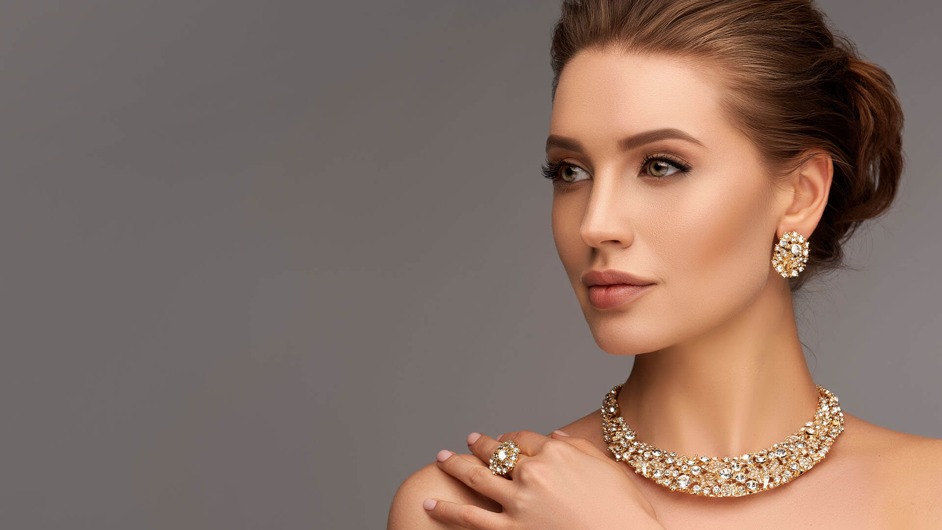 Elegant Pieces of Jewelry to Buy For the Precious Women in Your